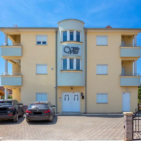 Villa Vita Apartments & Studios With Common Pool Valbandon Exterior photo