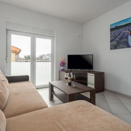 Villa Vita Apartments & Studios With Common Pool Valbandon Exterior photo