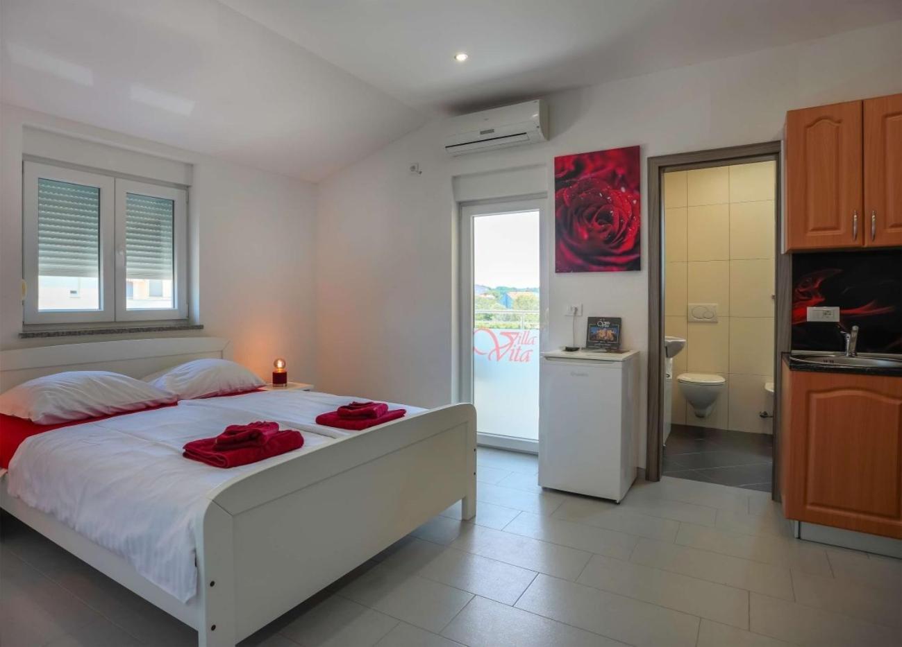 Villa Vita Apartments & Studios With Common Pool Valbandon Exterior photo