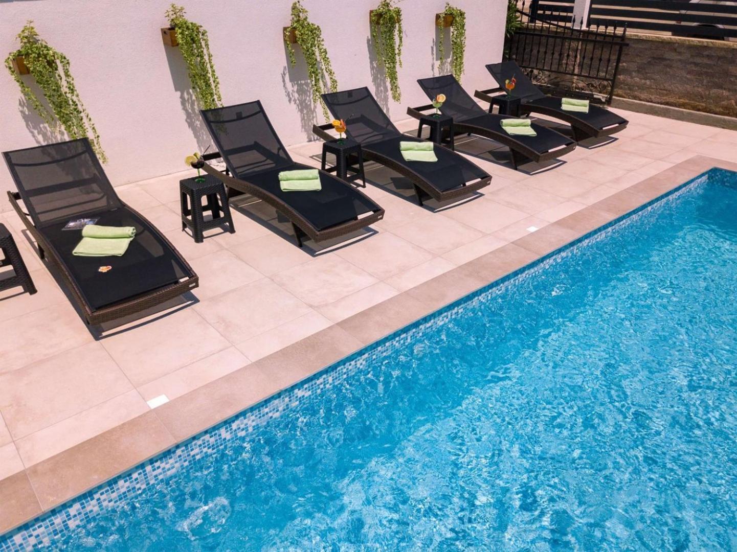 Villa Vita Apartments & Studios With Common Pool Valbandon Exterior photo