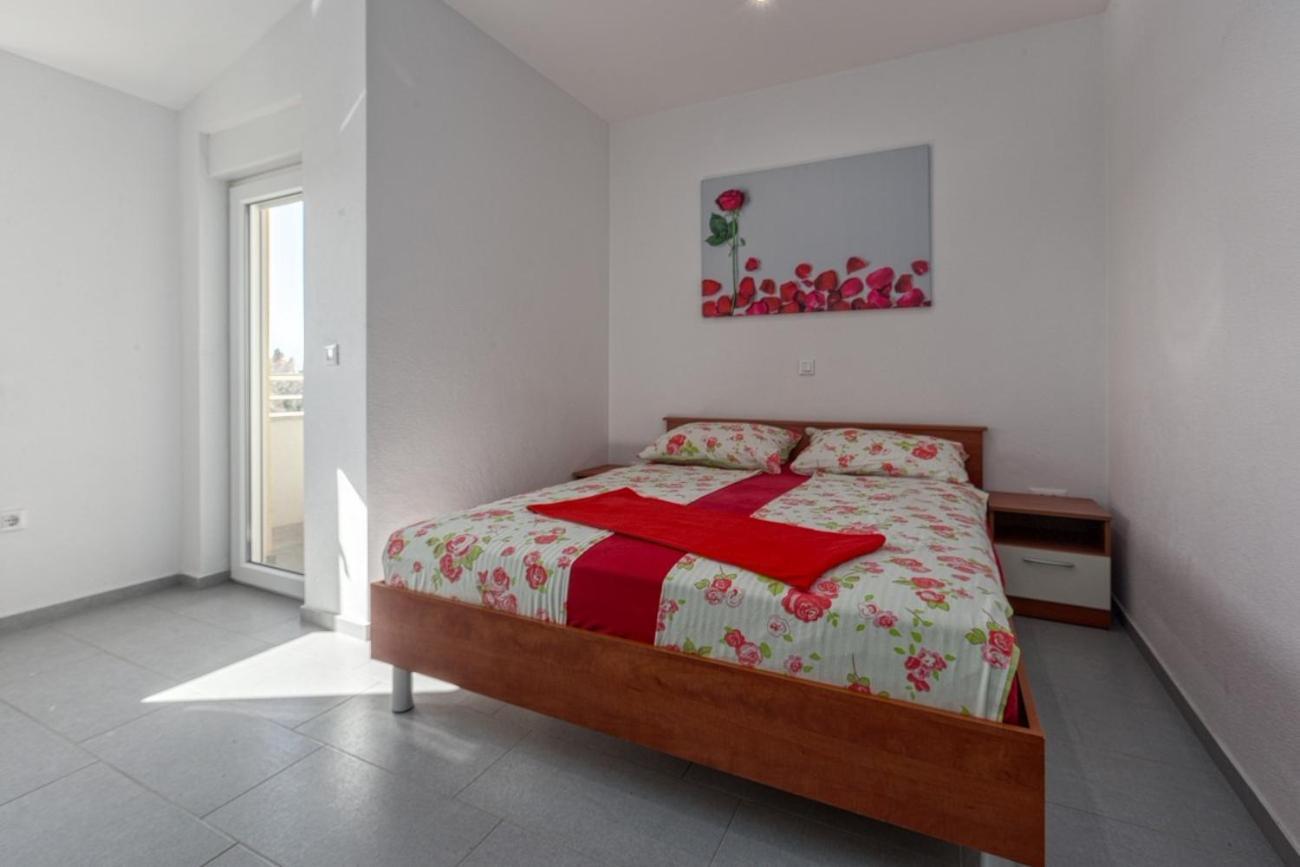 Villa Vita Apartments & Studios With Common Pool Valbandon Exterior photo