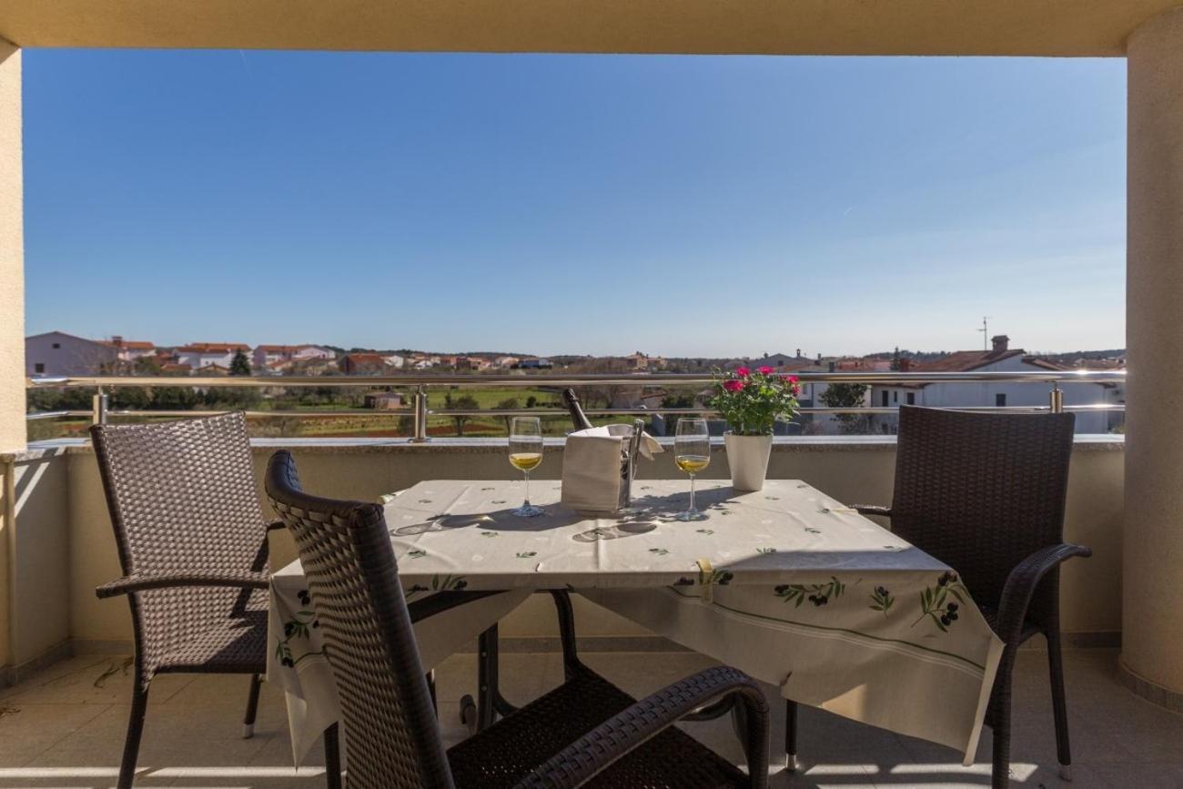 Villa Vita Apartments & Studios With Common Pool Valbandon Exterior photo