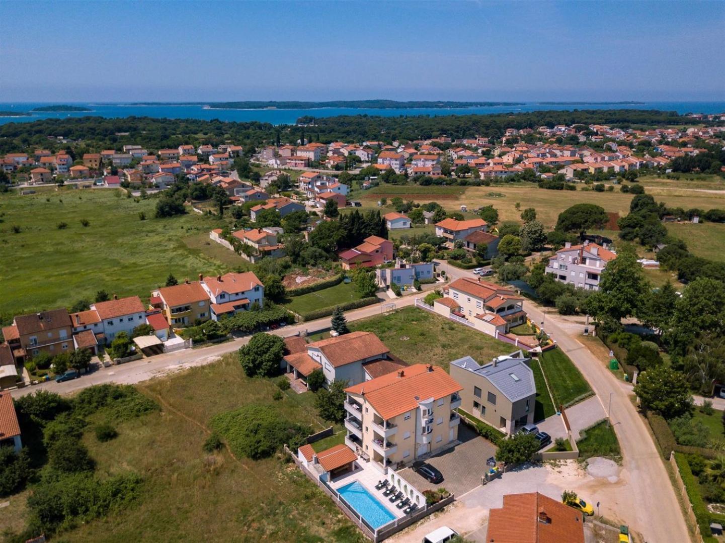 Villa Vita Apartments & Studios With Common Pool Valbandon Exterior photo