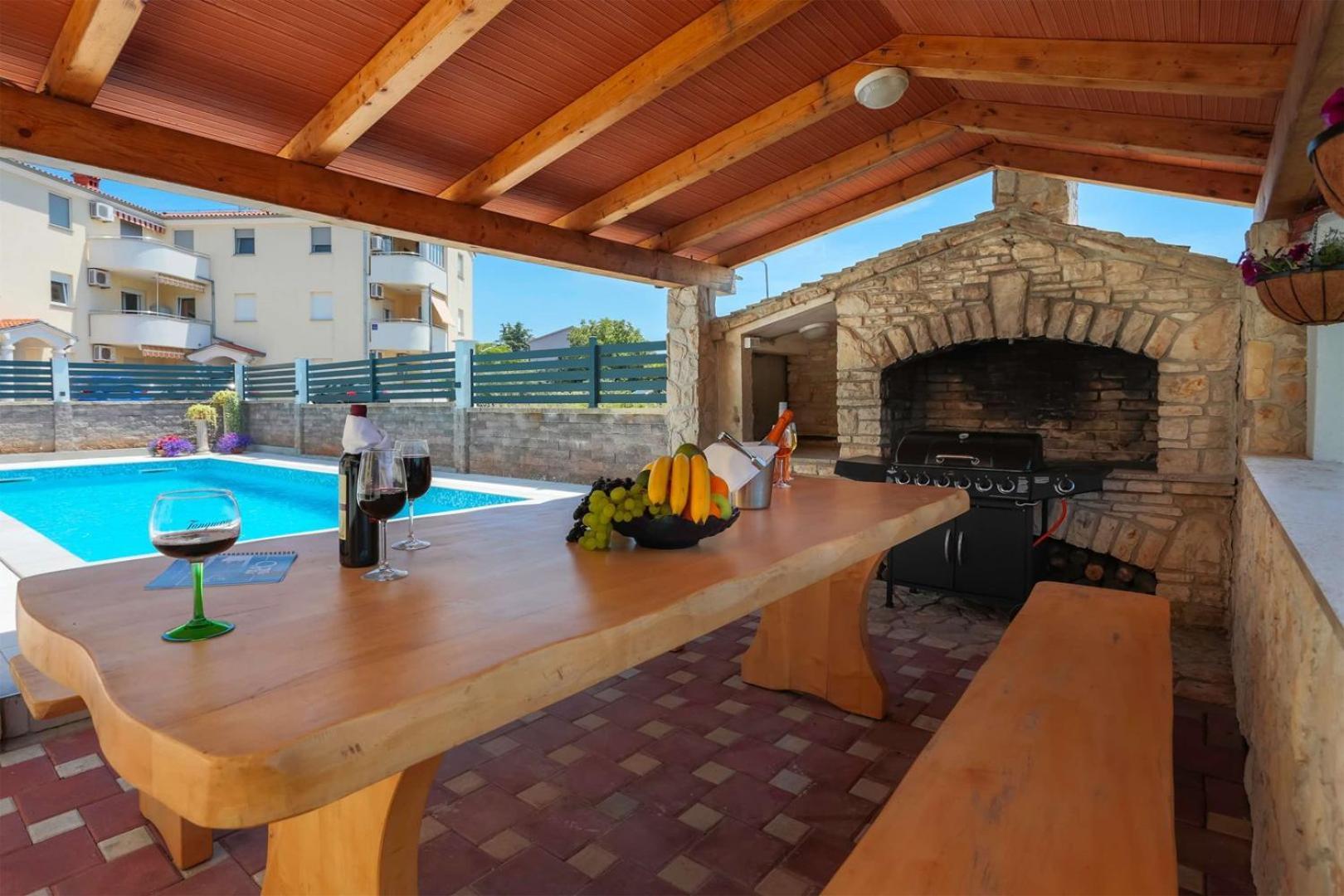 Villa Vita Apartments & Studios With Common Pool Valbandon Exterior photo