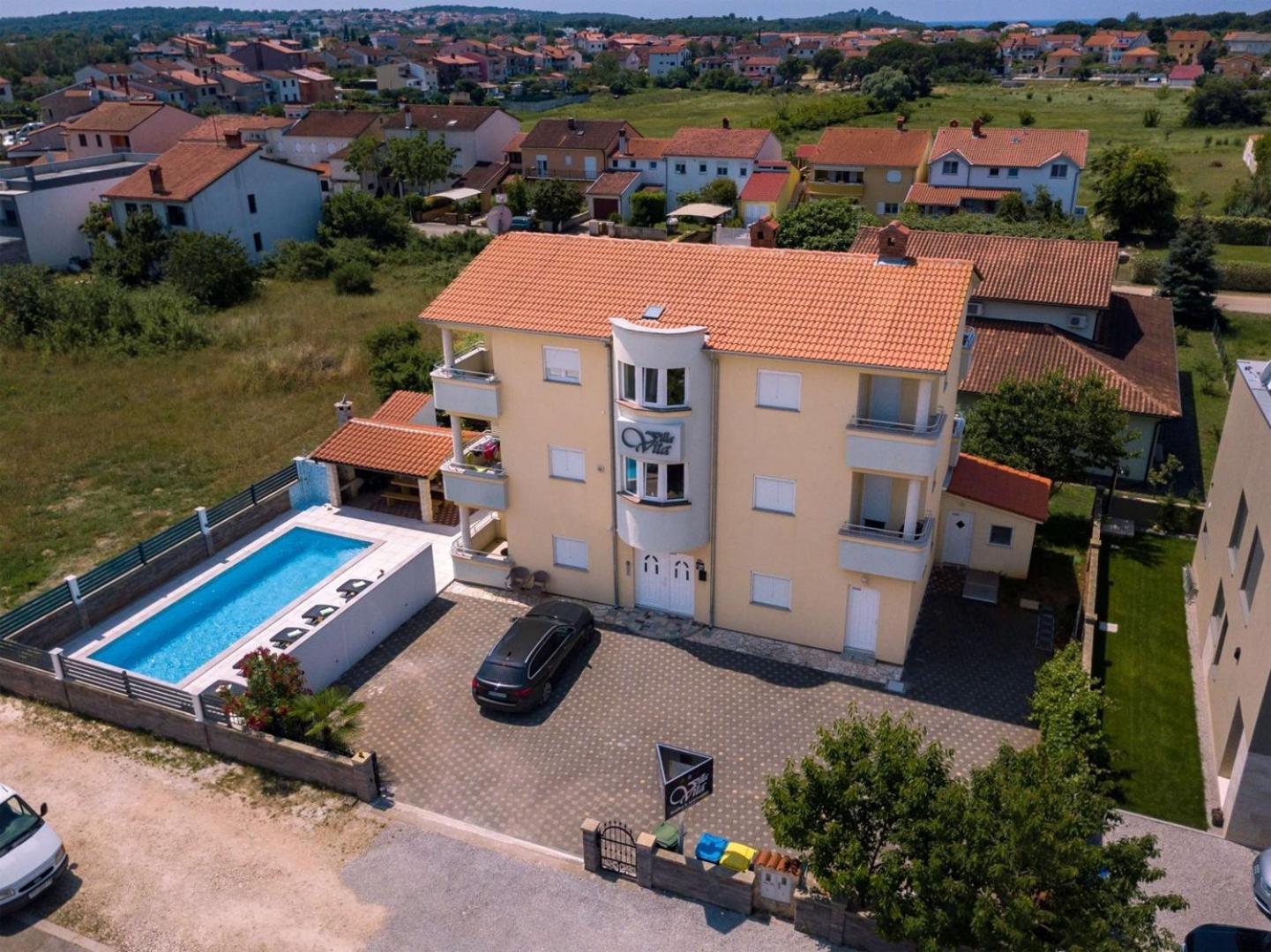 Villa Vita Apartments & Studios With Common Pool Valbandon Exterior photo